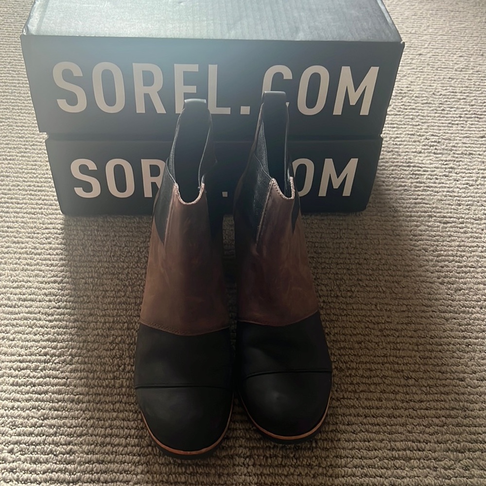 Sorel black and brown boot barely worn size 8.5. Cute with jeans, and dresses.